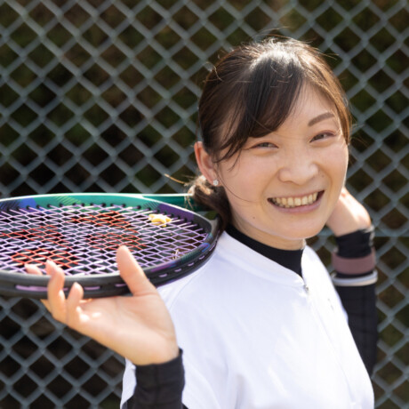 菊池さん（ラケット②）-scaled.jpg